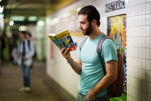 Foto de lector con la edición impresa